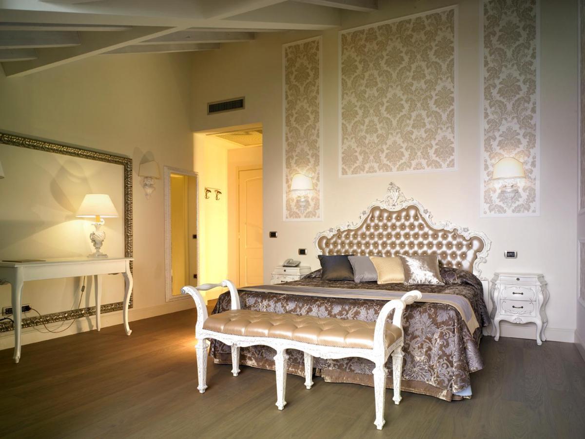 Hotel Villa Del Sogno Gardone Riviera Rum bild